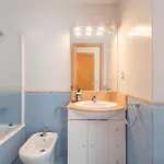 3 Min, Wifi, Air Conditioning, Garage!